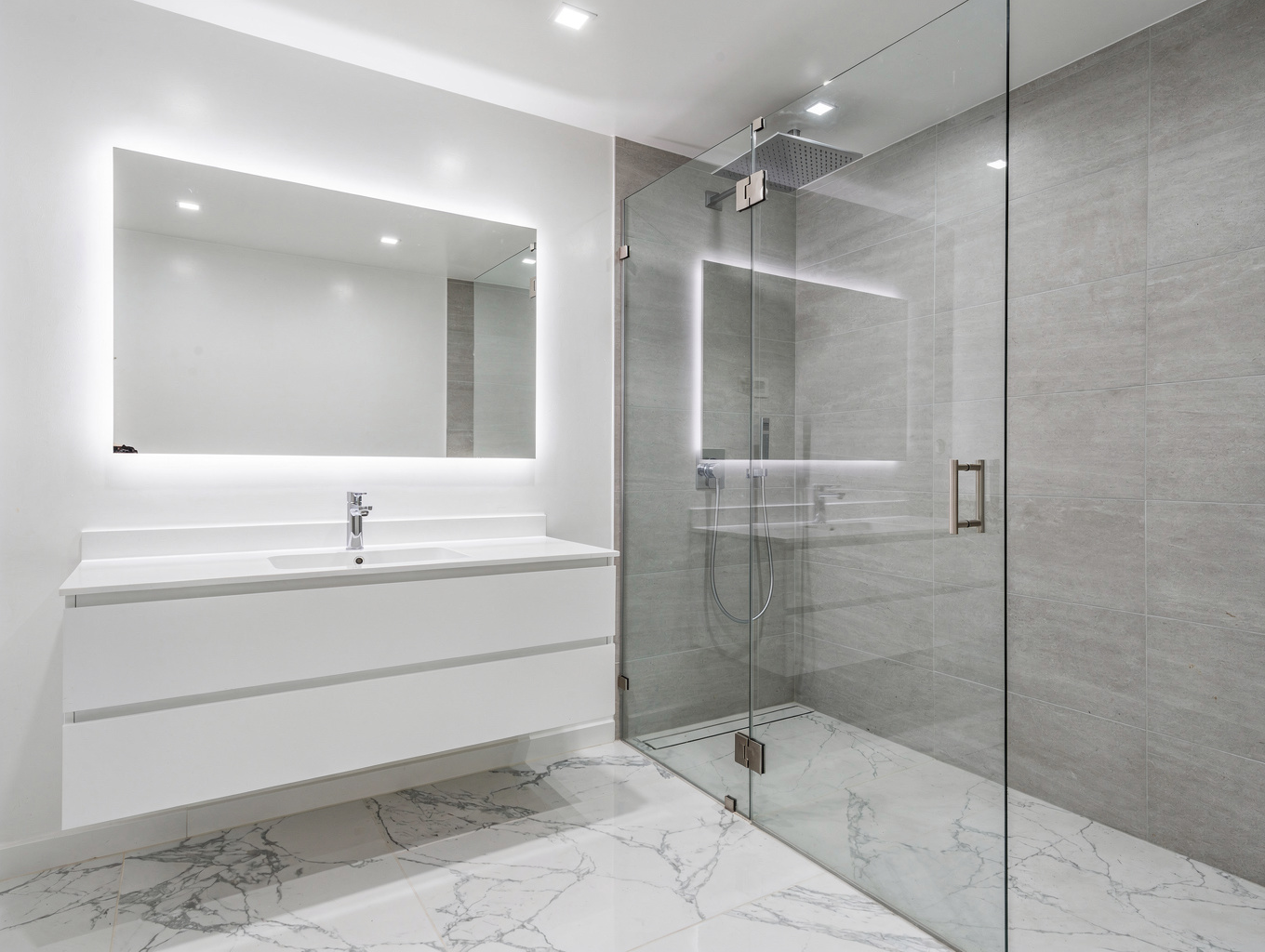 Reforma de baño funcional con ducha a ras de suelo